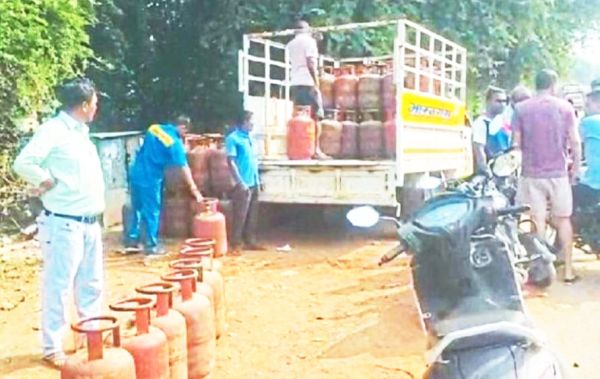 प्रति गैस सिलेंडर 42 रुपए अतिरिक्त ले  रहे हैं, विरोध करने पर देते हैं धमकी