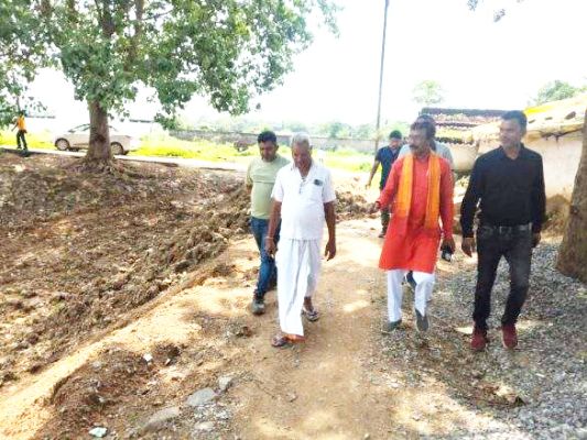 घटिया सीसी रोड निर्माण की शिकायत, महापौर ने किया निरीक्षण