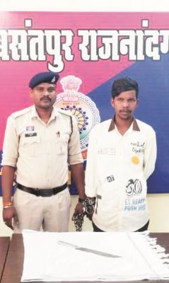 चाकू लेकर लोगों को डराने वाला पकड़ाया