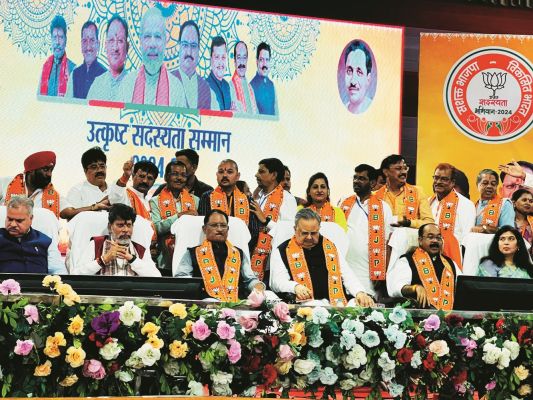 भाजपा में सदस्यता दीप, सदस्यता रत्न और गौरव पुरस्कार से नवाजे गए नेतागण