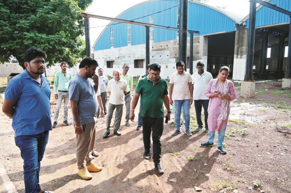 आयुक्त ने सी-मार्ट, मदर्स मार्केट वं महिला गारमेंट फैक्ट्री का किया निरीक्षण