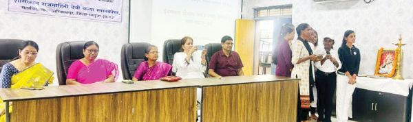 राजमोहिनी देवी कन्या स्नातकोत्तर महाविद्यालय का दीक्षारंभ कार्यक्रम विवादों में