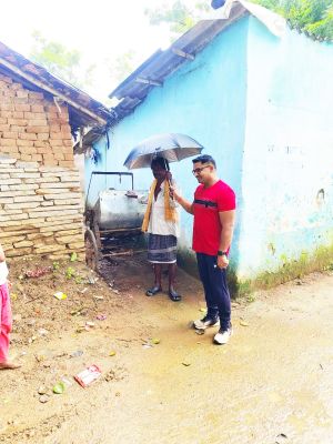 सफाई कर्मियों व रिक्शा चालकों को बांटे छाते व रेनकोट