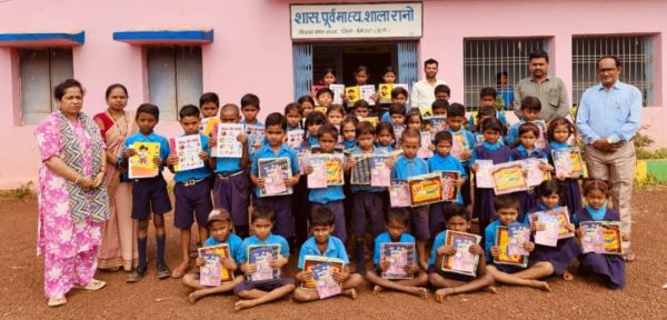 पिता की स्मृति में बच्चों को दिए पेन, पट्टी व पहाड़े