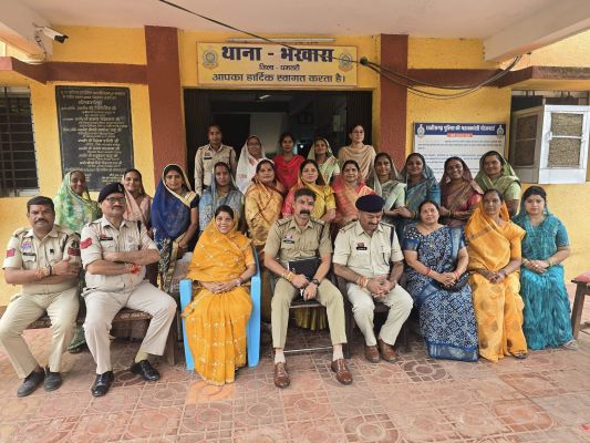भाजपा महिला मोर्चा ने पुलिस जवानों को बांधा रक्षासूत्र