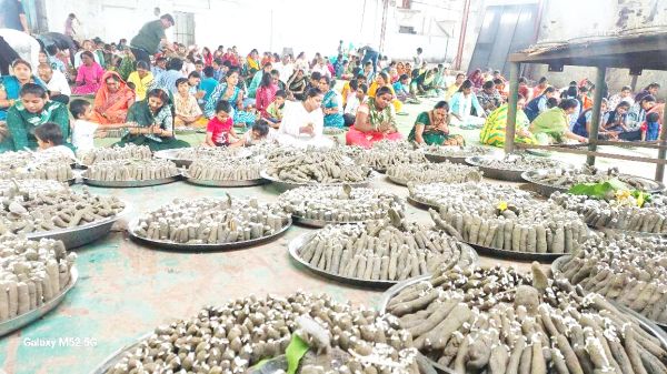 अंतिम सोमवार को पार्थिव शिवलिंग निर्माण में उमड़े भक्त