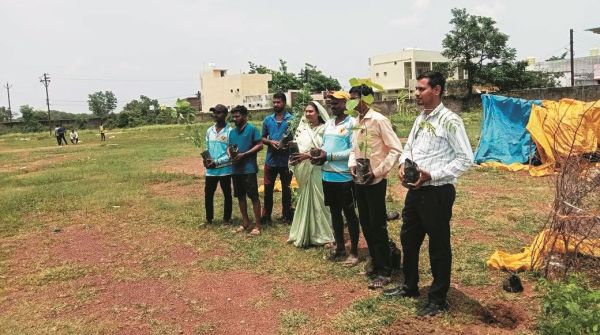 ग्राम पंचायत मनकी में स्कूल मैदान में पौधारोपण
