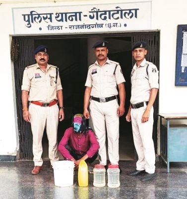 25 लीटर कच्ची महुआ शराब संग आरोपी गिरफ्तार