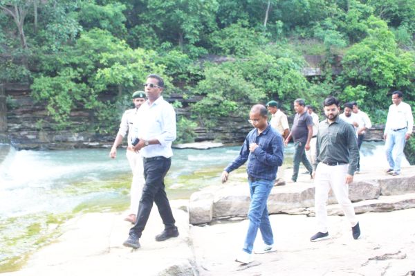 कलेक्टर ने गोमर्डा अभ्यारण सहित माड़ोसिल्ली जलप्रपात का किया अवलोकन