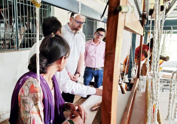 कलेक्टर ने रेवाडीह समिति का किया निरीक्षण