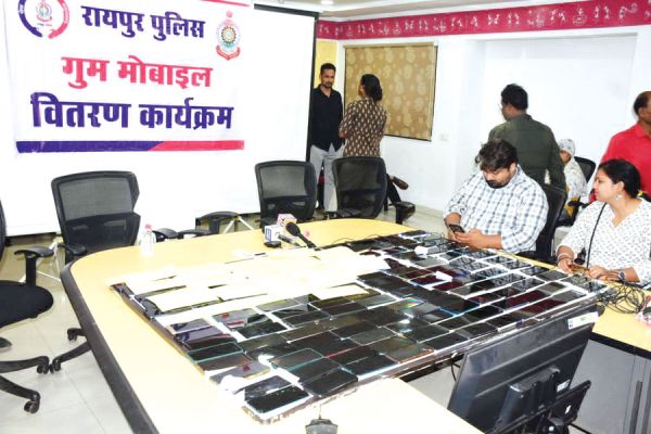 चोरी, और लूट से बरामद 25 सौ मोबाइल मालिकों को सौंपे गए