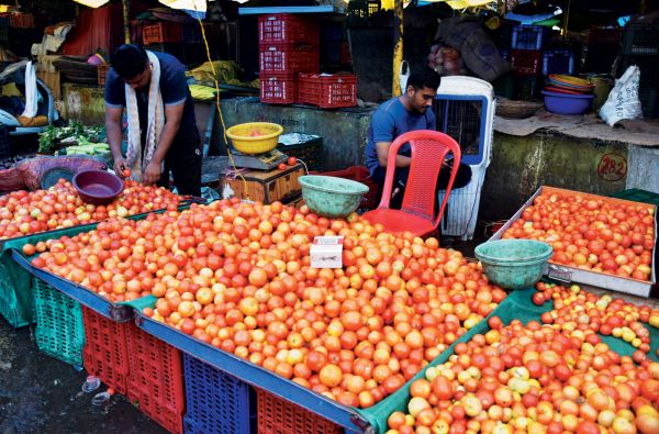 बारिश में सब्जियों की बढ़ी कीमतें, सभी 50 रुपए के पार, दागी और खराब भी बिक रहे