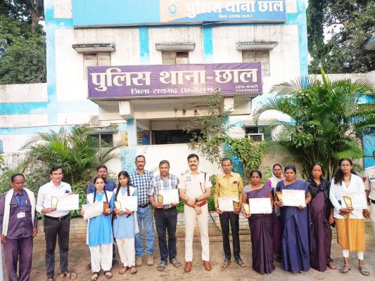 समाज में उत्कृष्ट योगदान के लिए मेधावी विद्यार्थियों, शिक्षकों, स्वास्थ्य कर्मियों और कोटवारों को किया सम्मानित