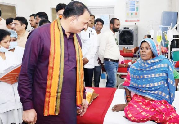 स्वास्थ्य मंत्री ने कोण्डागांव व फरसगांव में अस्पतालों का किया निरीक्षण