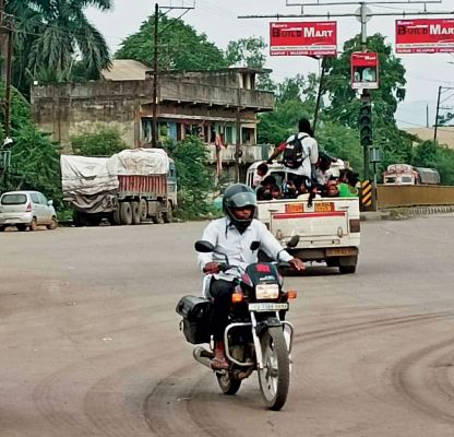 माल वाहक में ठूंस-ठूंसकर ढो रहे सवारियां