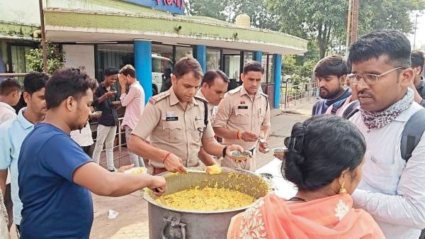  सावन के अंतिम सोमवार पर पुलिस ने बांटे प्रसाद 
