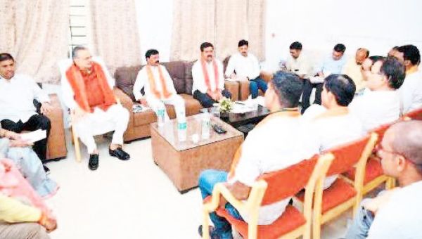 विधानसभावार बैठक में प्रभारी मंत्री शर्मा से कार्यकर्ताओं ने की ढेरों शिकायतें