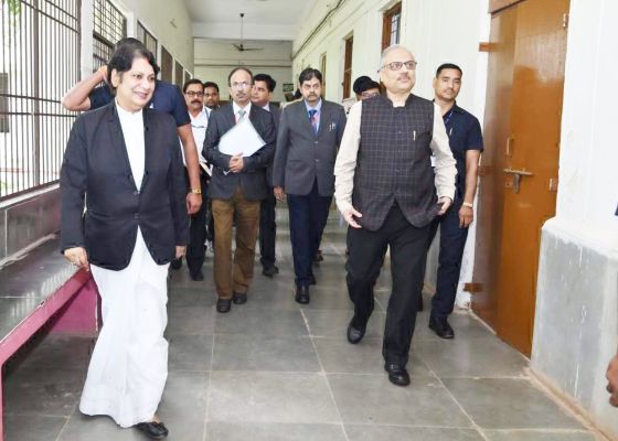 मुख्य न्यायाधीश सिन्हा ने जिला न्यायालय का किया निरीक्षण