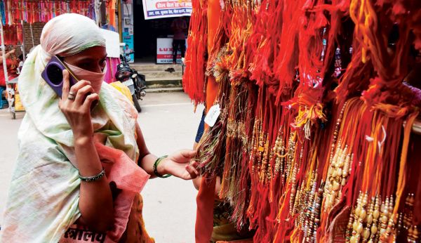 राखी की खरीददारी जोरों पर