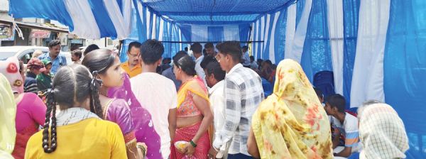 सर्राफा संघ के ने महामाया मंदिर के प्रांगण में बांटे प्रसाद