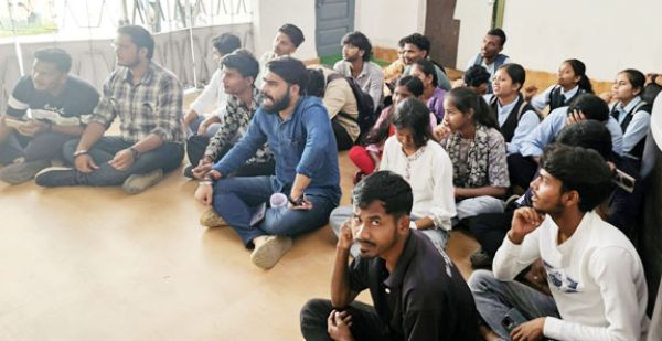 जर्जर भवन, पीजी कॉलेज में आजाद सेवा संघ ने तालाबंदी कर किया प्रदर्शन