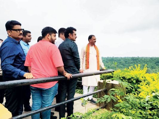 स्वास्थ्य मंत्री ने देखा बस्तर का चित्रकोट जलप्रपात, कहा अद्भुत