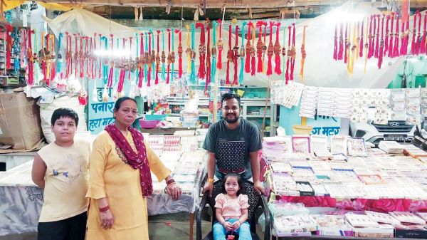 राखी की दुकानें सजी