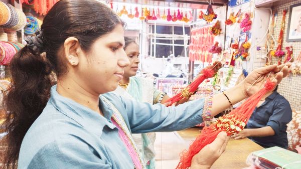 ​बाजार में राखी खरीदी जोरों पर