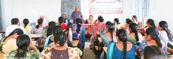 हिंदी और गणित पढ़ाने के कौशल सीख रहे प्रशिक्षणार्थी