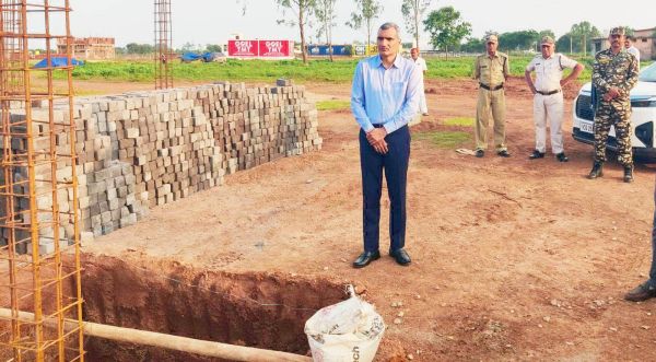  एसडीएम-तहसीलदार भवन का निर्माण देखने पहुंचे कलेक्टर