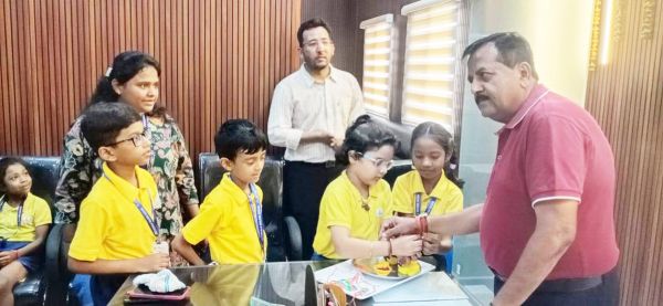 पाठशाला स्कूल के बच्चों ने पालिकाध्यक्ष पार्षदों सहित कर्मियों को बांधी राखी