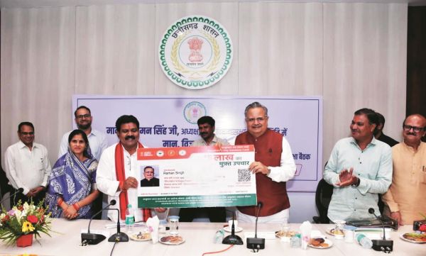 विजय शर्मा ने रमन सिंह को सौंपा आयुष्मान वय वंदना कार्ड