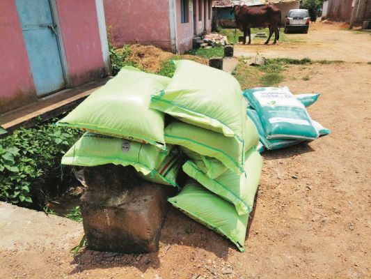 आमाटोला में कृषि विभाग ने 28 बैग रासायनिक उर्वरक जब्त की