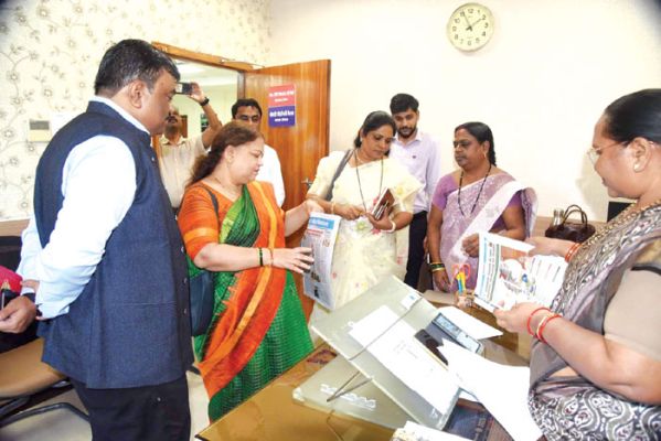 महाराष्ट्र के अधिकारियों ने संवाद व जनसंपर्क की कार्यप्रणाली देखी