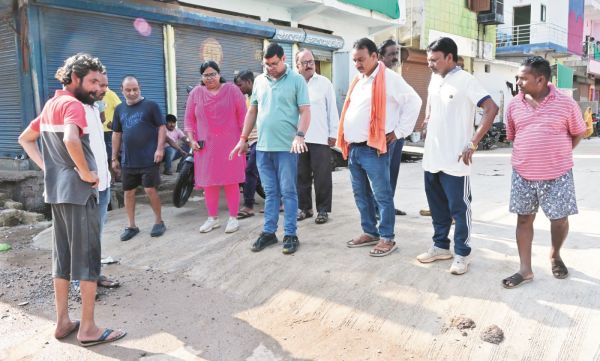 आयुक्त ने निर्माणाधीन सीमेंटीकरण रोड-शौचालय का किया निरीक्षण  