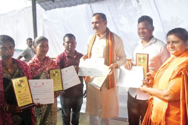 स्वास्थ्य मंत्री ने मितानिनों का किया सम्मान