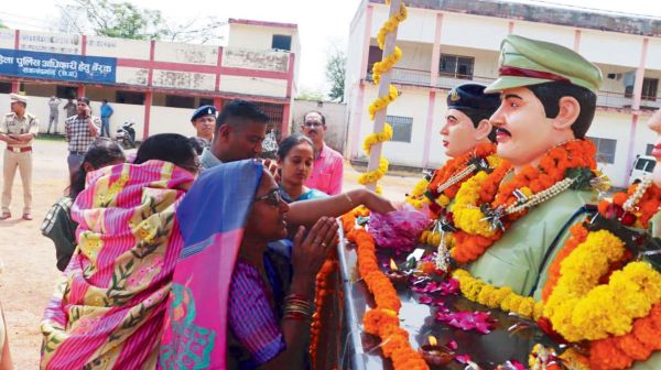 मुठभेड़ में शहीद जवानों को पुण्यतिथि पर दी श्रद्धांजलि