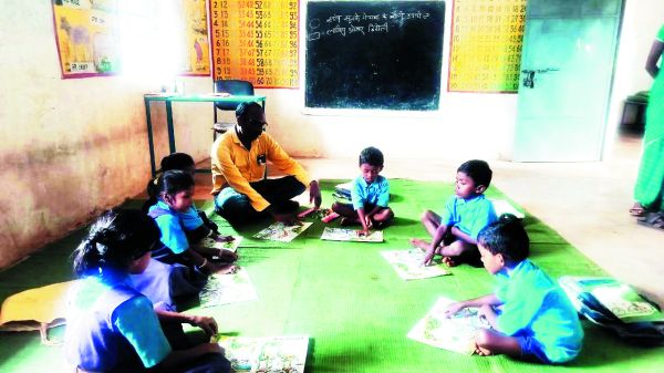 जिले के नक्सल प्रभावित क्षेत्र  में गूंजा क, ख, ग...