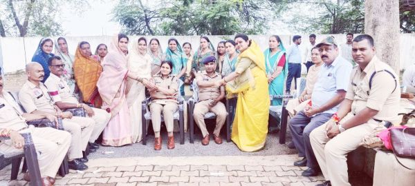 महिला मोर्चा की बहनों ने पुलिस  जवानों को बांधी राखी