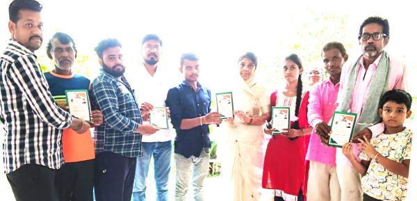 नपं भखारा में पात्र हितग्राहियों  को राशन कार्ड वितरित