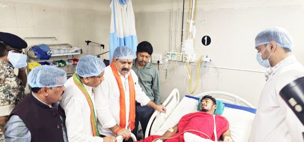 मेकाज पहुंचे डिप्टी सीएम शर्मा, घायलों से की मुलाकात