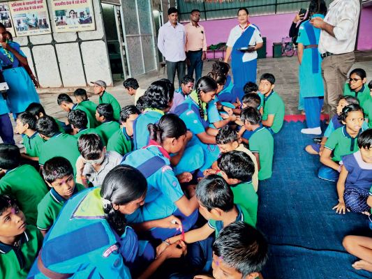अभिलाषा दिव्यांग स्कूल में मनाया गया रक्षाबंधन, गाइड रेंजरों ने बांधी राखियां