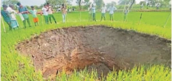 खेत में जमीन धंसी  25 फीट बना गड्ढा