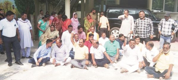 डीएफओ पर अभद्रता का आरोप, कांग्रेस-भाजपा एकजुट, कार्रवाई के भरोसे पर धरना खत्म