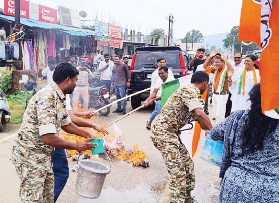 बिजली बिल हाफ योजना में कटौती का विरोध, कांग्रेस ने भाजपा और सीएम का पुतला फूंका