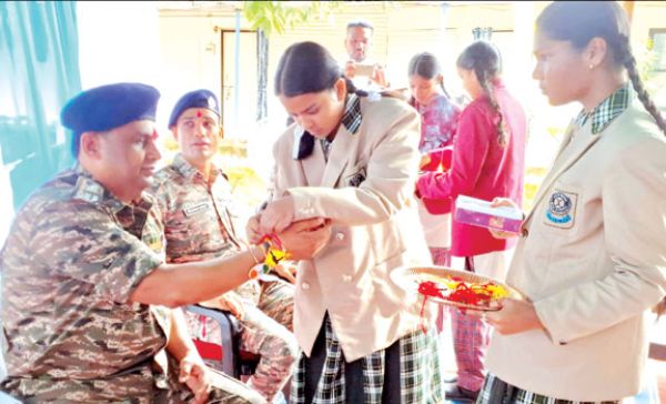 छात्राओं और शिक्षिकाओं ने जवानों को बांधा रक्षासूत्र