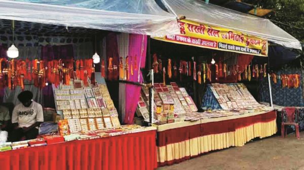 राखियों की दुकानों  में उमड़ी भीड़