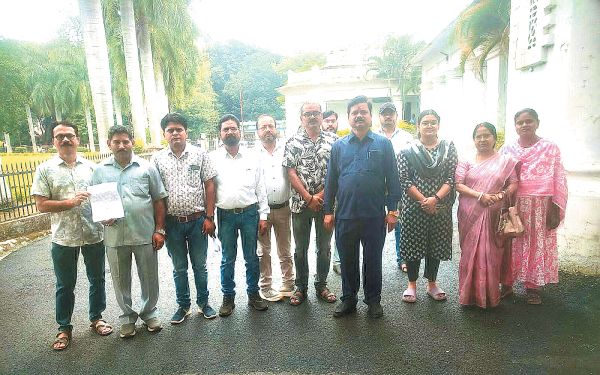 शंकरगढ़ शाखा प्रबंधक से मारपीट के विरोध में संघ ने खोला मोर्चा, कर्मचारी रहे हड़ताल पर