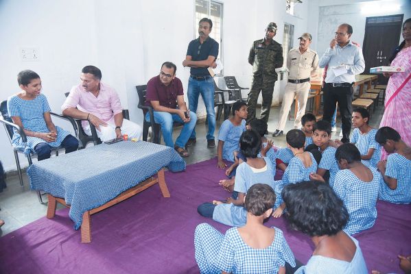 कलेक्टर पहुंचे बौद्धिक मंद बालिकाओं के विशेष विद्यालय व वृद्धाश्रम, जाना हालचाल