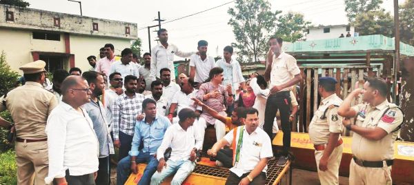 बिजली बिल हाफ योजना कटौती के विरोध में कांग्रेस ने बिजली ऑफिस घेरा